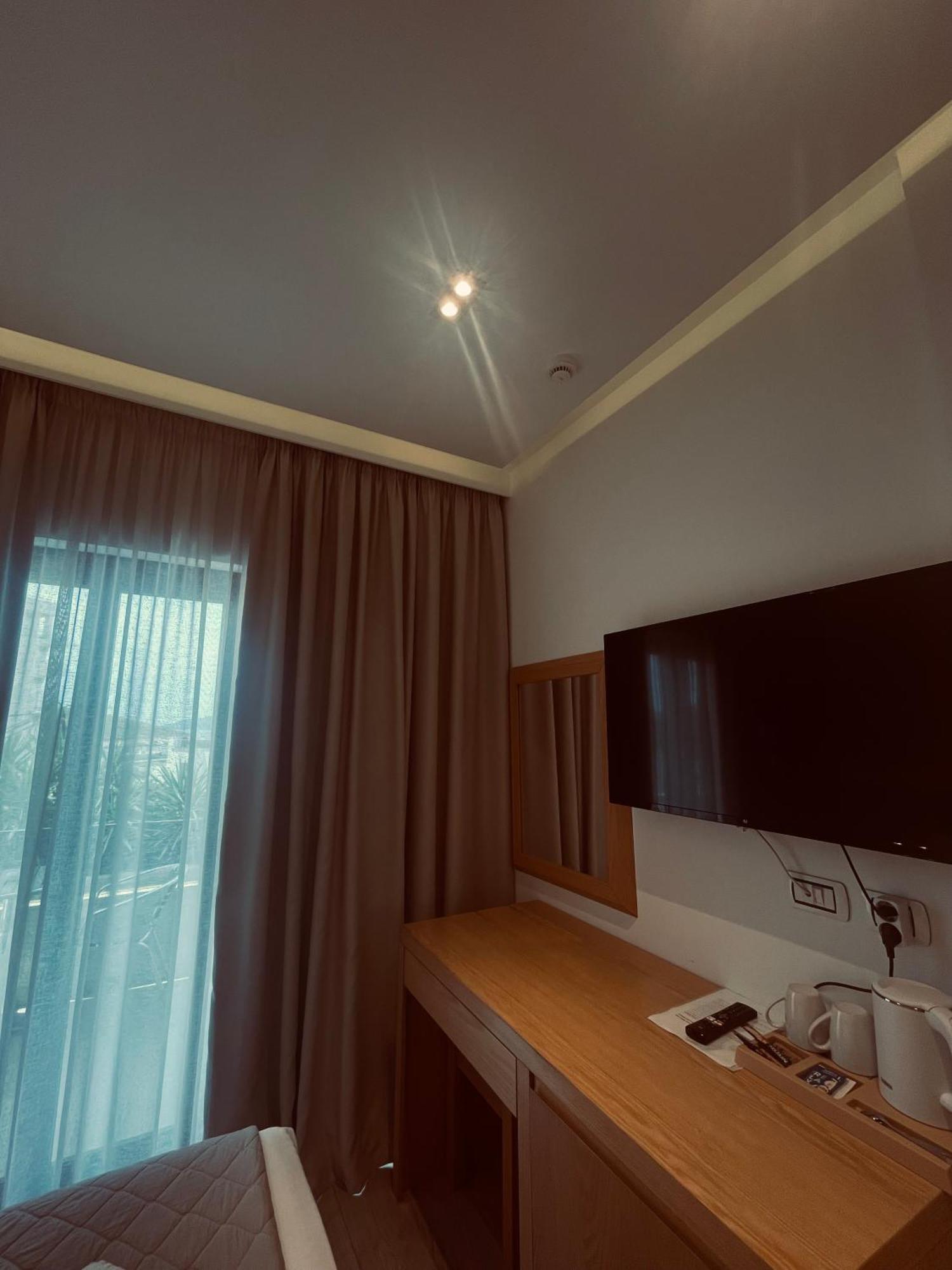 Hotel Sole Sarandë エクステリア 写真