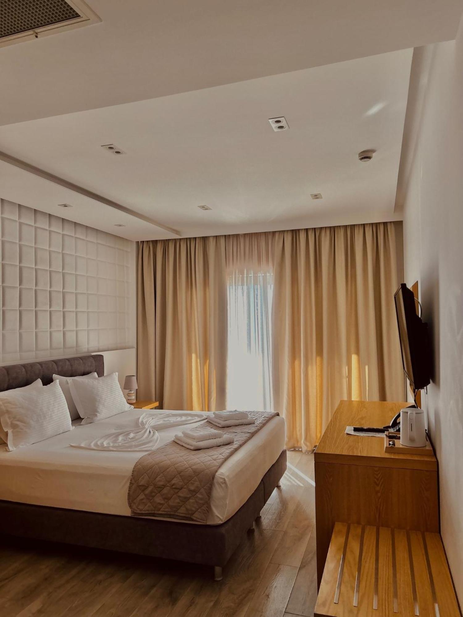Hotel Sole Sarandë エクステリア 写真