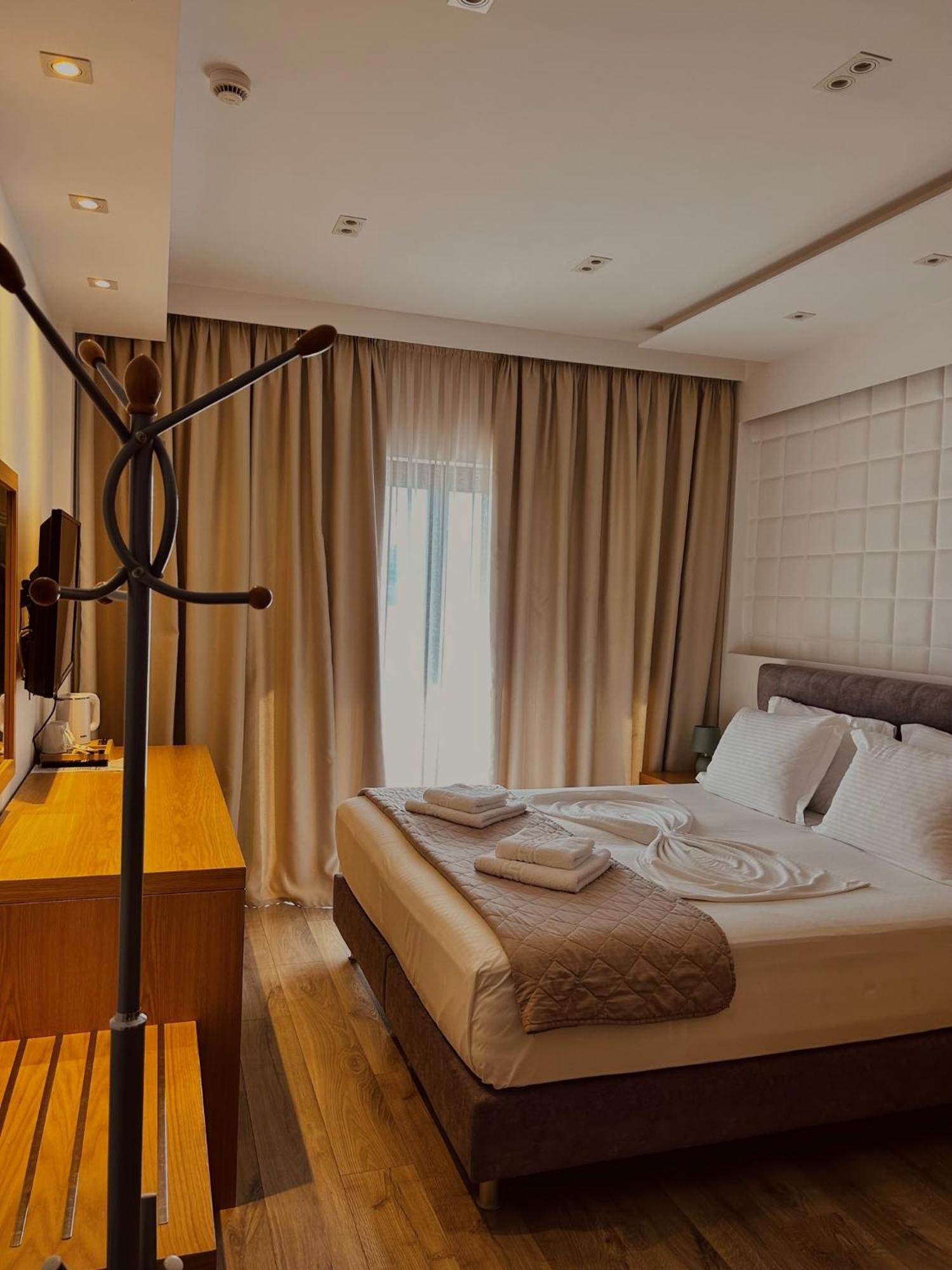 Hotel Sole Sarandë エクステリア 写真